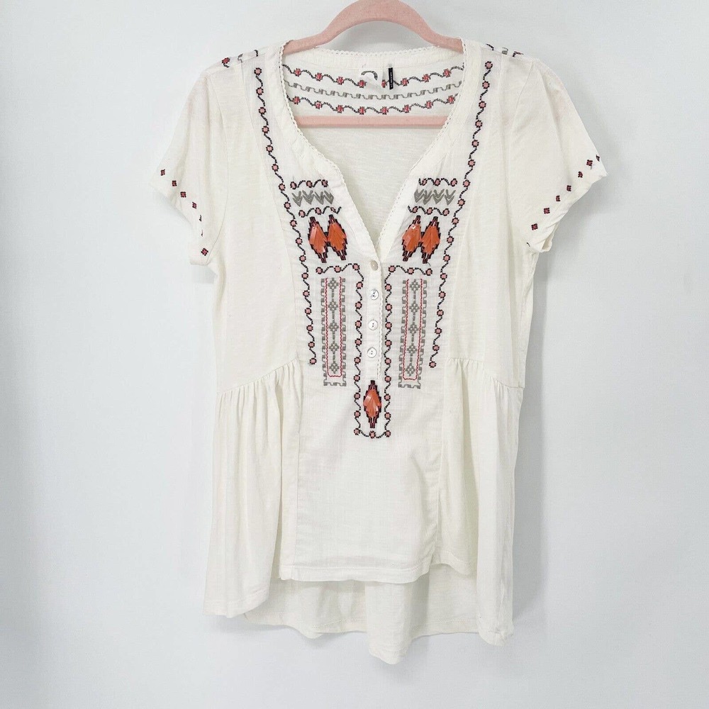 Akemi + Kin Anthropologie Embroidered Boho Top Sz S White Button Front High Low